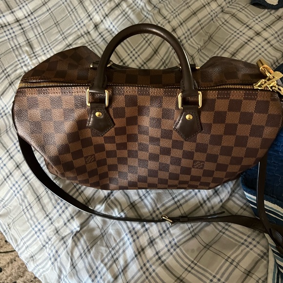 Original LV Bag perfect for travel and everyday use. - Picture 2 of 6